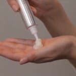 メディカルプルーフ　クリームを手に取りだしたところ